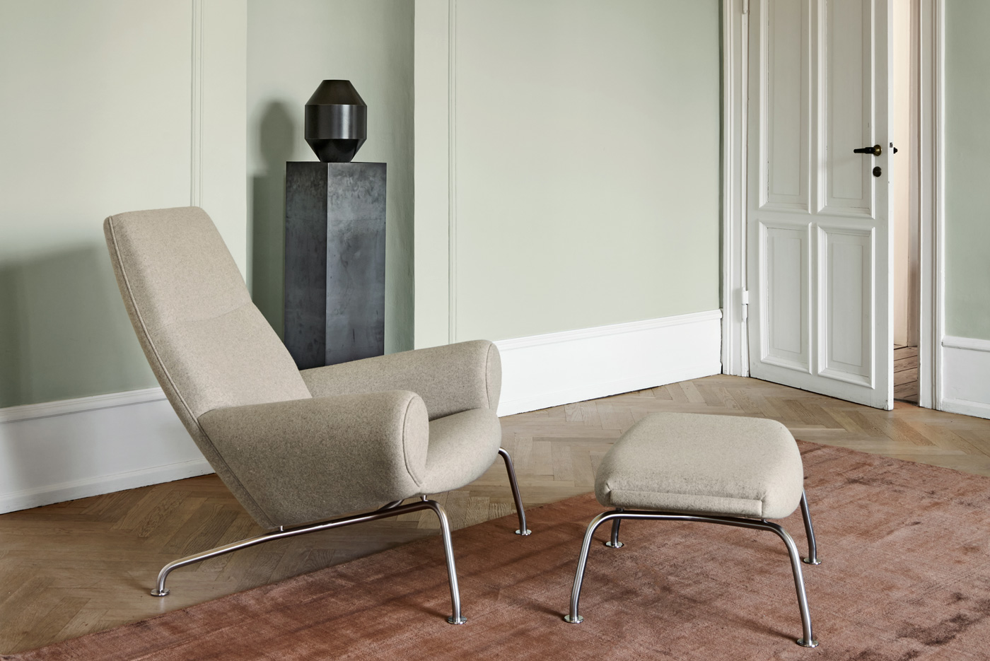 Fredericia "Wegner Queen Chair" + Ottoman