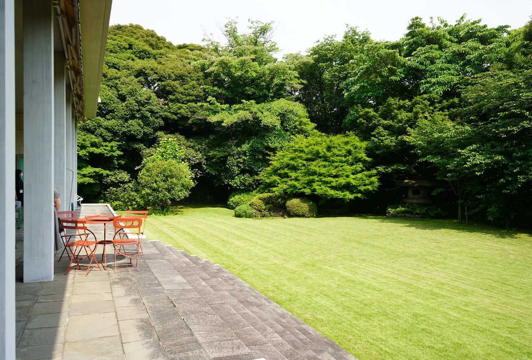 フランス大使公邸の庭園と"Fermob" garden furniture