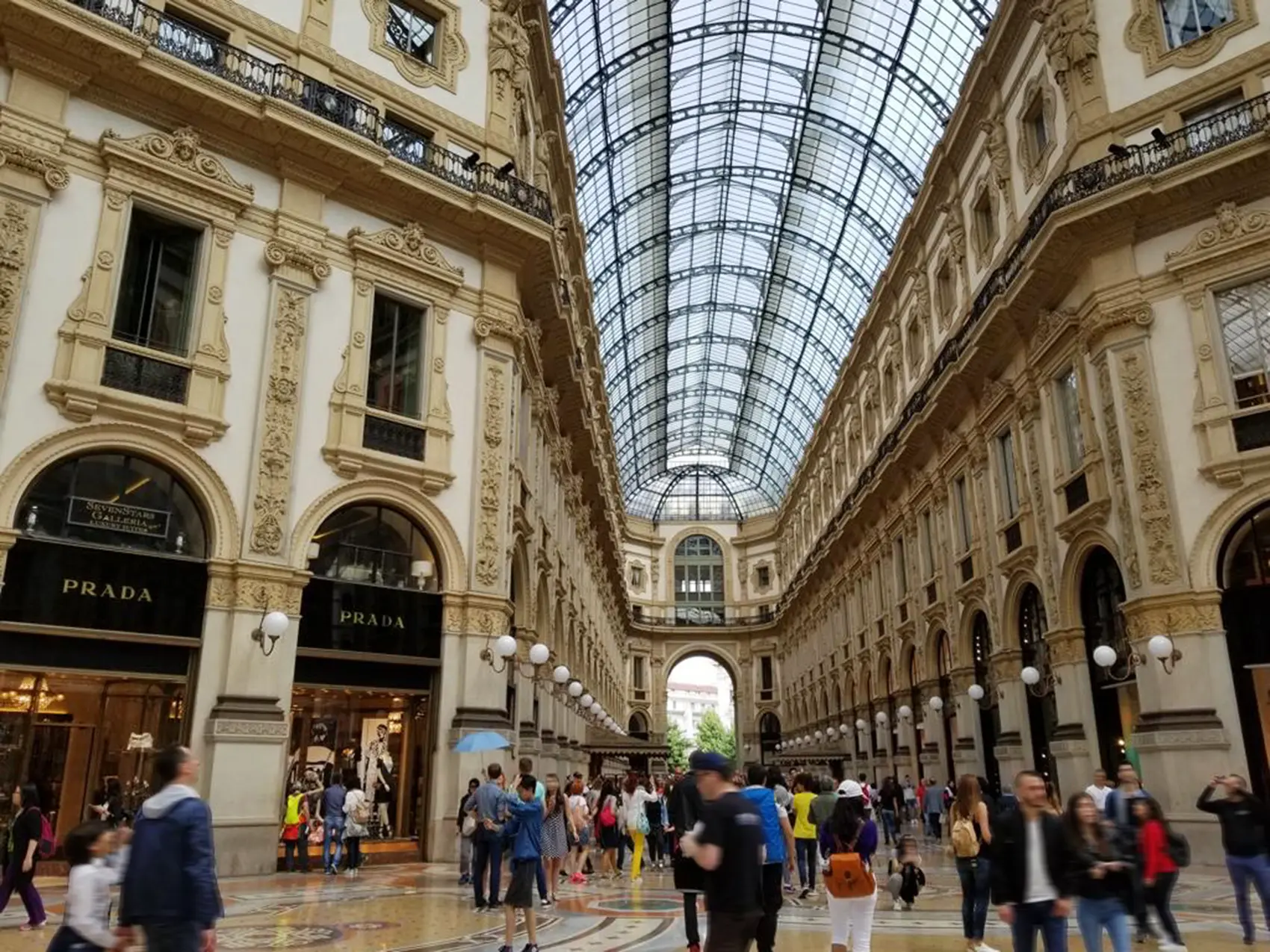 Guiding customers to brand showrooms in Milan