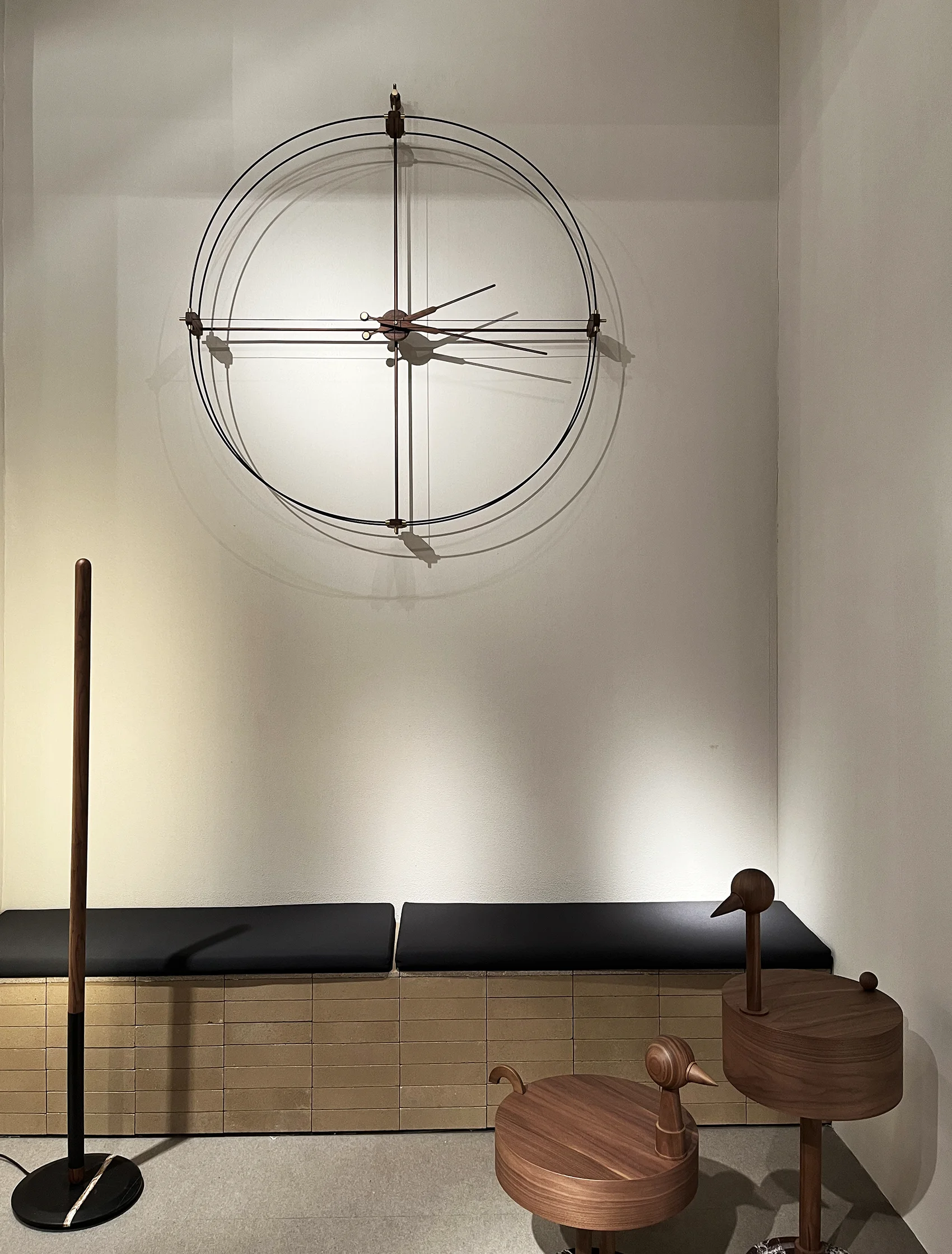 "DELMORI PREMIUM" Wall Clock, "LINEA UNO" Floor Light, "RARA AVIS" / nomon (2023.4.21. ミラノサローネにて撮影)