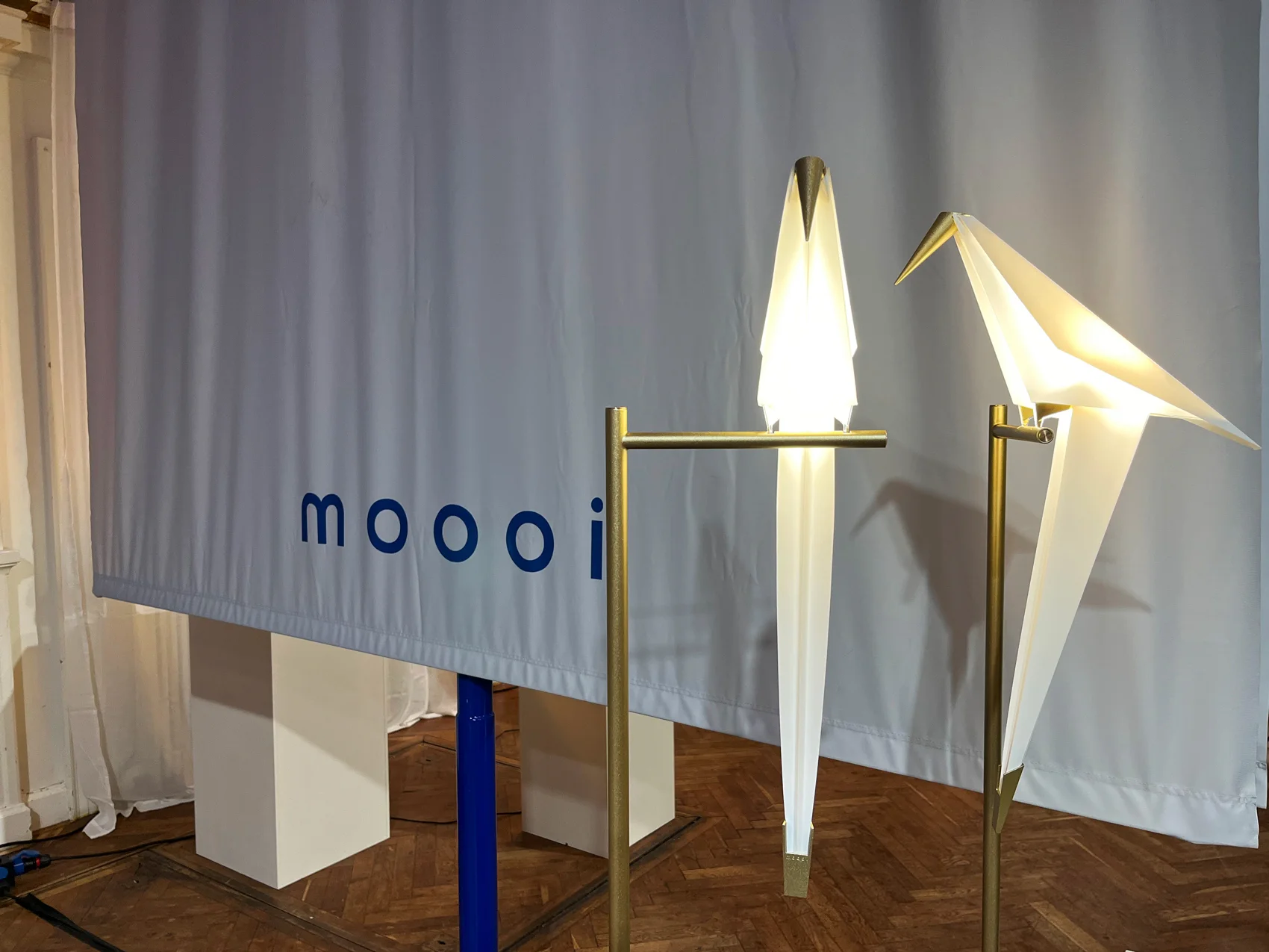 このとまり木の鳥は人生を祝福する歌を歌っているのだそう by moooi HP