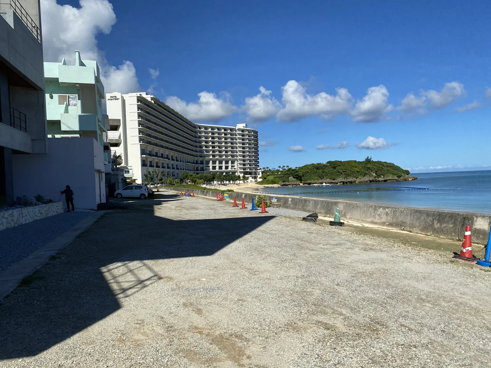 沖縄本島中部、リゾートホテルが立ち並ぶ地域のレジデンス